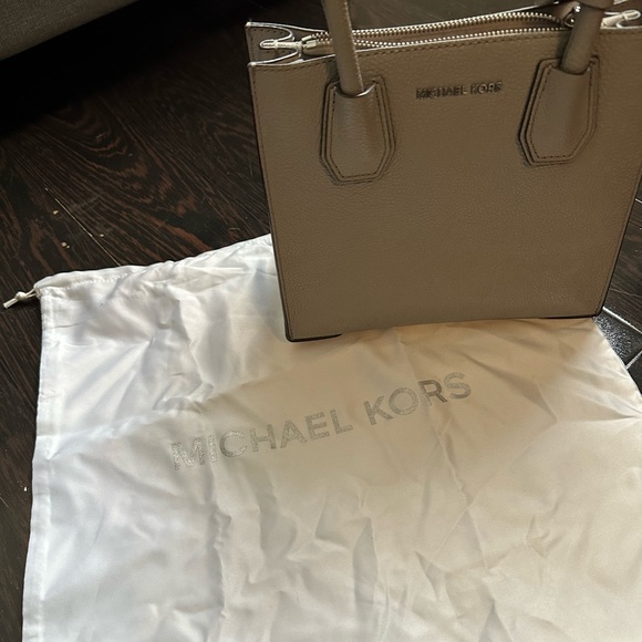 HOST PICK 💕 Michael Kors bag with dust bag - Picture 9 of 10